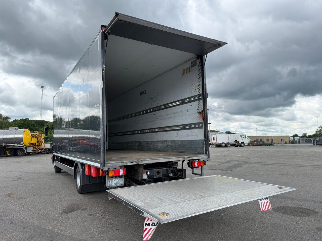 MAN TGL 12.250 Euro 6 Closed box / Koffer 7.20 m. - Camião furgão: foto 5 MAN TGL 12.250 Euro 6 Closed box / Koffer 7.20 m. - Camião furgão: foto 5