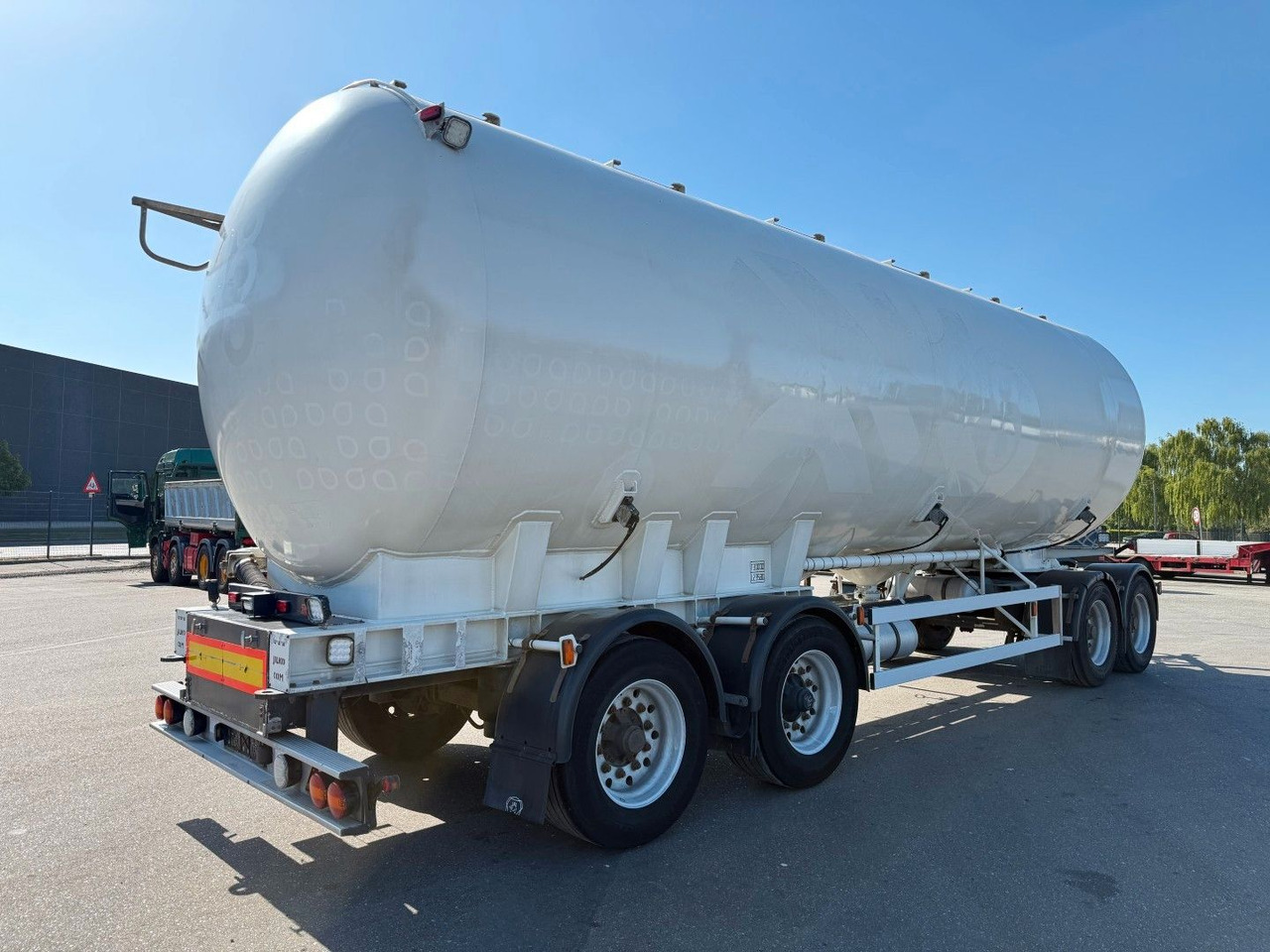 P4T30 4 axle 42 m3 Alu Silo tank - Reboque tanque: foto 3 P4T30 4 axle 42 m3 Alu Silo tank - Reboque tanque: foto 3