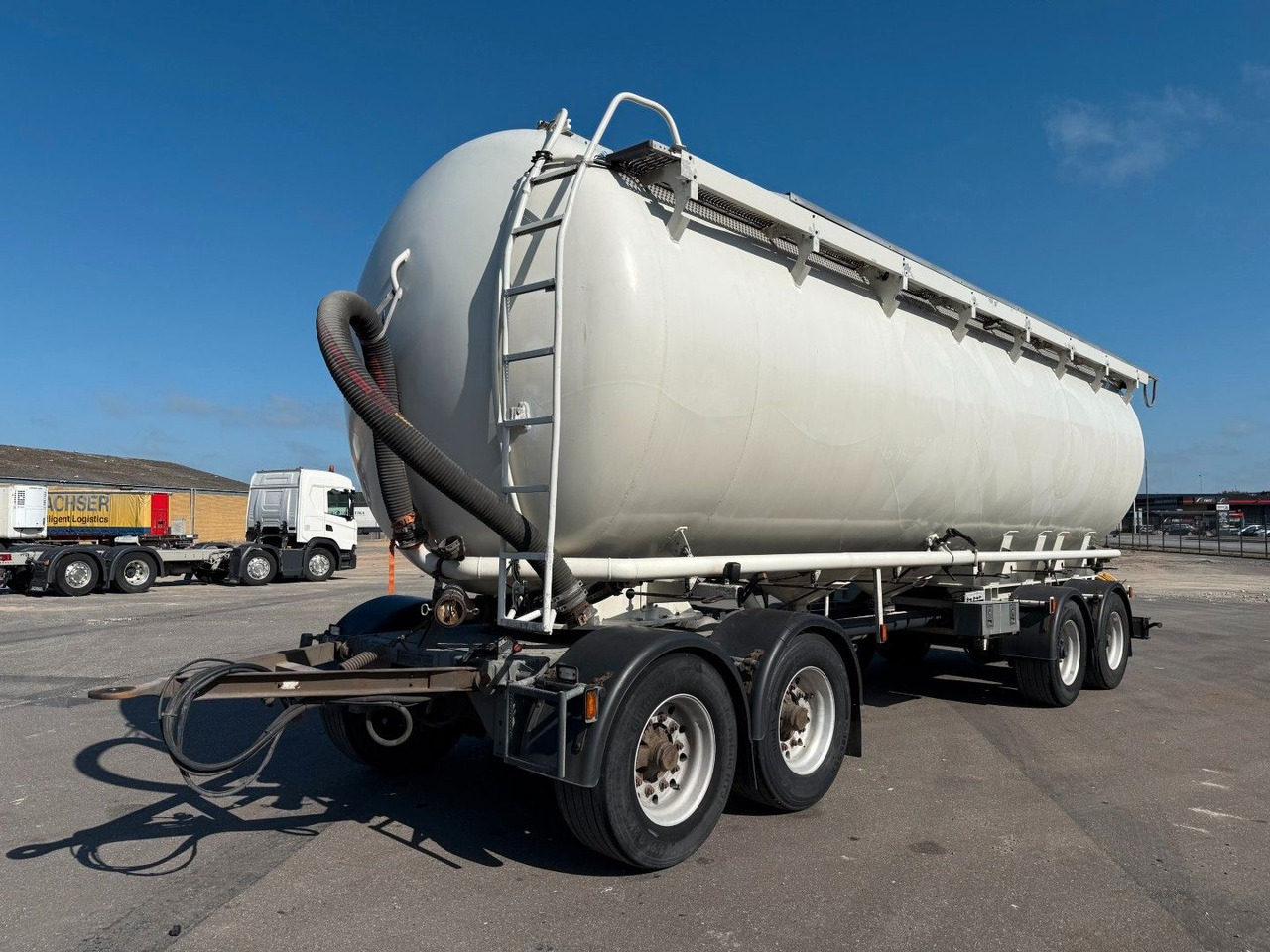P4T30 4 axle 42 m3 Alu Silo tank - Reboque tanque: foto 1 P4T30 4 axle 42 m3 Alu Silo tank - Reboque tanque: foto 1