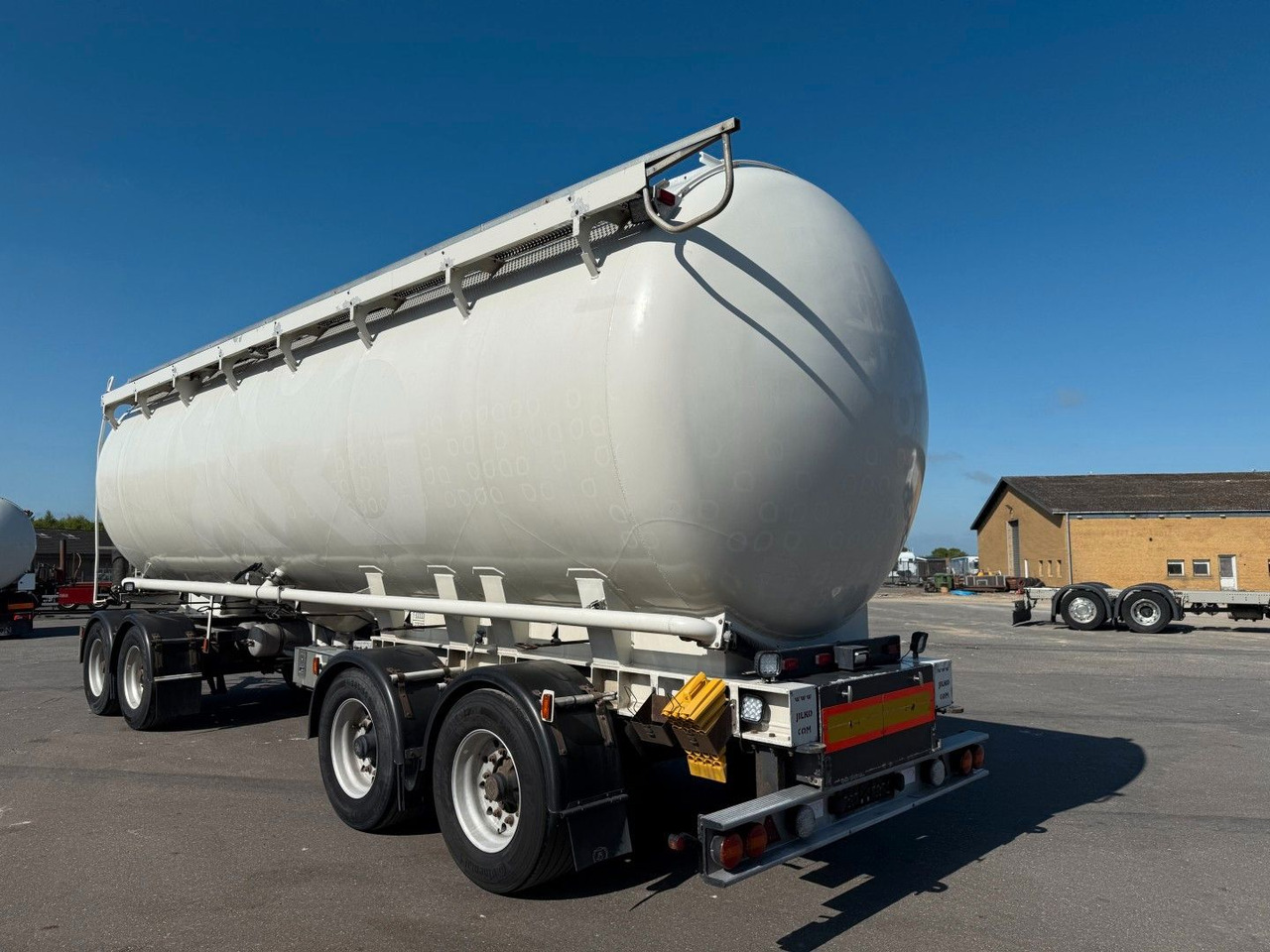 P4T30 4 axle 42 m3 Alu Silo tank - Reboque tanque: foto 4 P4T30 4 axle 42 m3 Alu Silo tank - Reboque tanque: foto 4