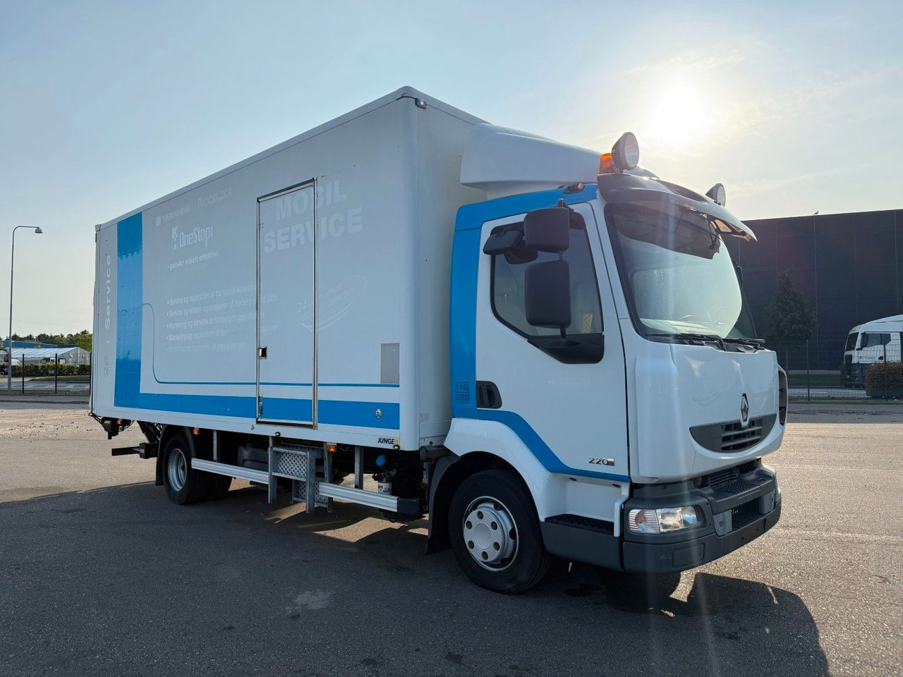 Renault Midlum 220 DXI 4x2 6.0 Box / Koffer - Camião furgão: foto 2 Renault Midlum 220 DXI 4x2 6.0 Box / Koffer - Camião furgão: foto 2