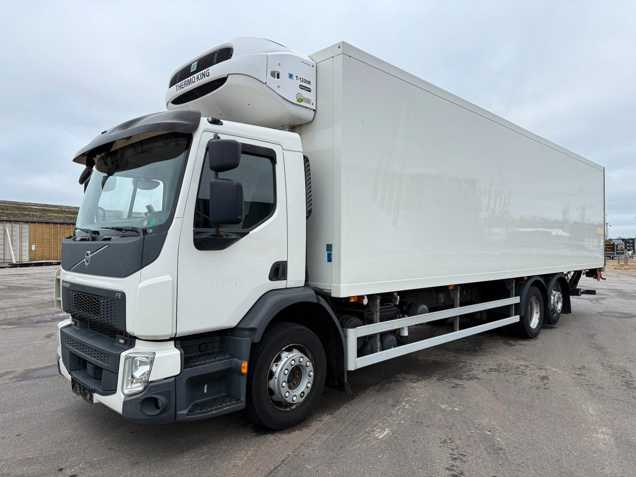 Volvo FE320 6x2*4 TK T1200-R Spectrum 9,80 m. koffer - Camião frigorífico: foto 1 Volvo FE320 6x2*4 TK T1200-R Spectrum 9,80 m. koffer - Camião frigorífico: foto 1