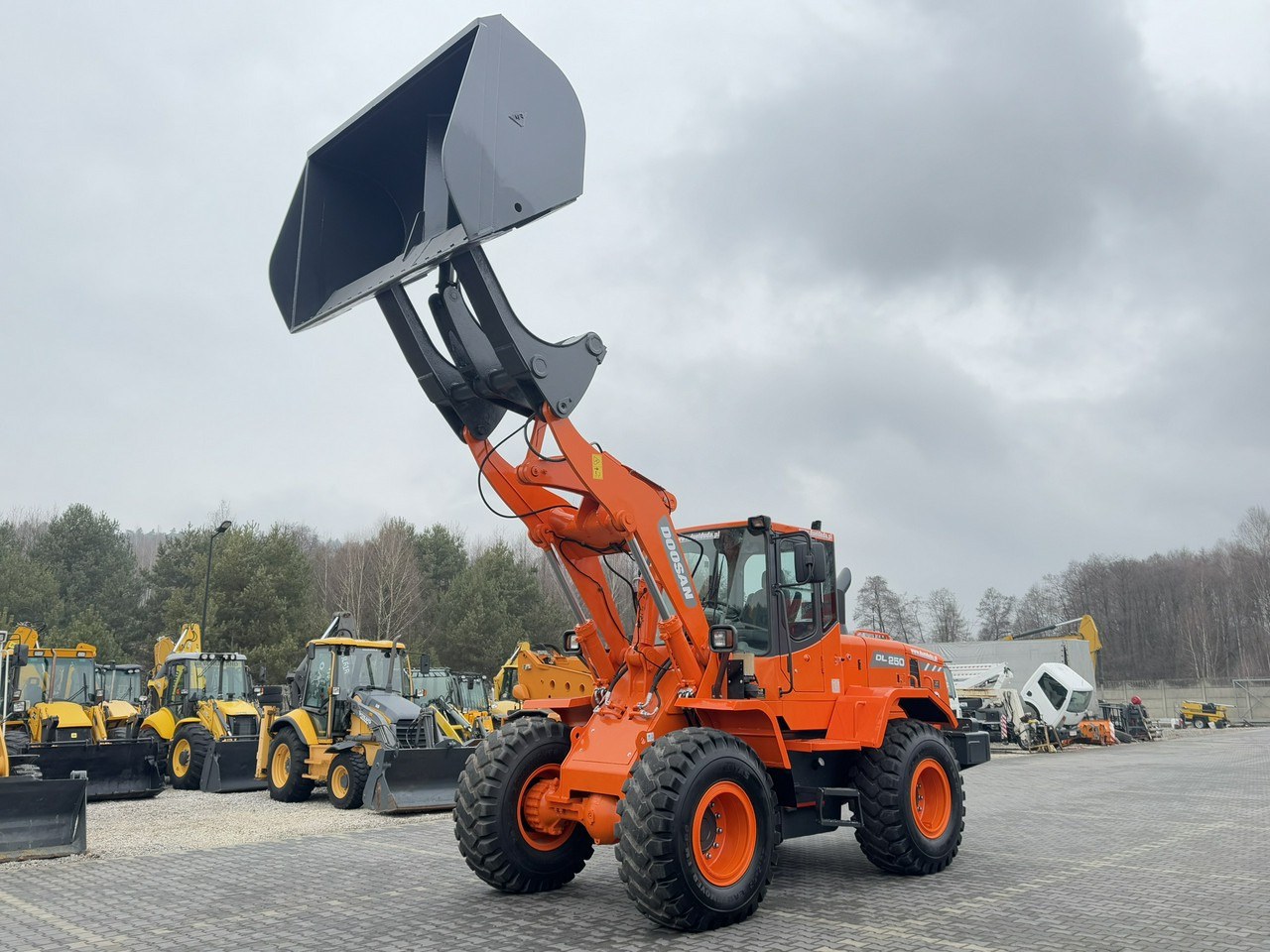Doosan DL250 14,5Ton Łyżka Wysokiego Wysypu !!! - Pá carregadora de rodas: foto 1 Doosan DL250 14,5Ton Łyżka Wysokiego Wysypu !!! - Pá carregadora de rodas: foto 1