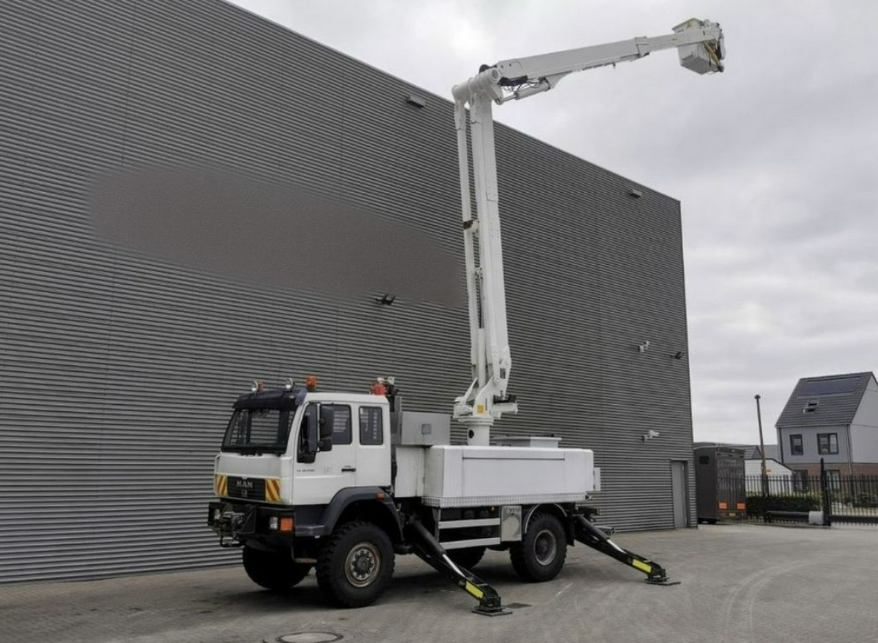 MAN LE 18.280 4x4 Zwyżka Altec TA60 Podnośnik Koszowy - Caminhão com plataforma aérea: foto 1 MAN LE 18.280 4x4 Zwyżka Altec TA60 Podnośnik Koszowy - Caminhão com plataforma aérea: foto 1