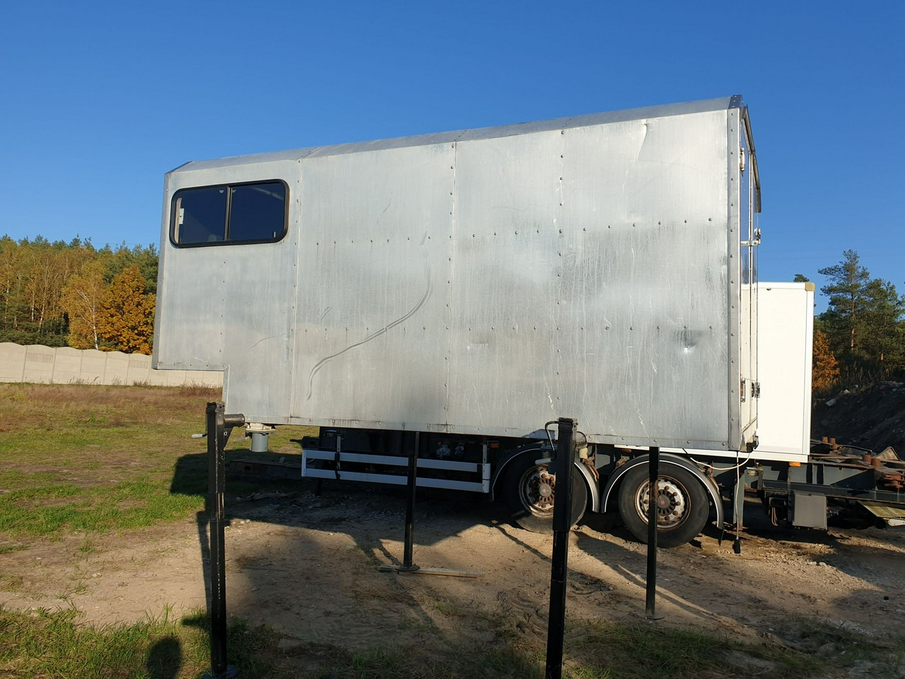 Mercedes ATEGO 1221 - Carroçaria para furgões: foto 2 Mercedes ATEGO 1221 - Carroçaria para furgões: foto 2