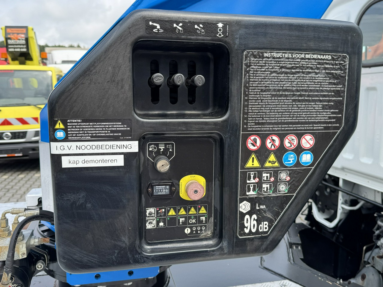 Caminhão com plataforma aérea Nissan Cabstar: foto 12