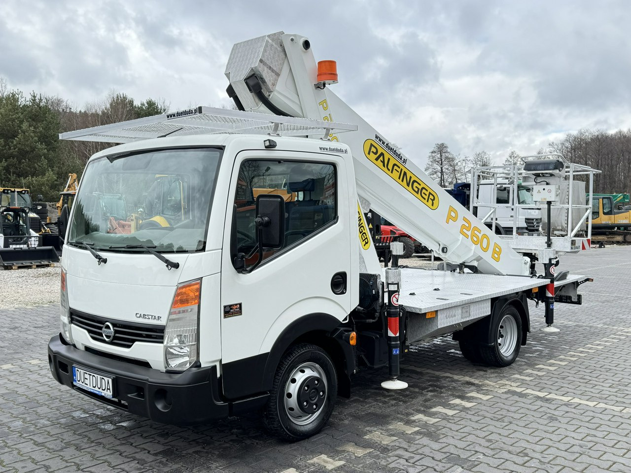 Nissan Cabstar - Caminhão com plataforma aérea: foto 4 Nissan Cabstar - Caminhão com plataforma aérea: foto 4