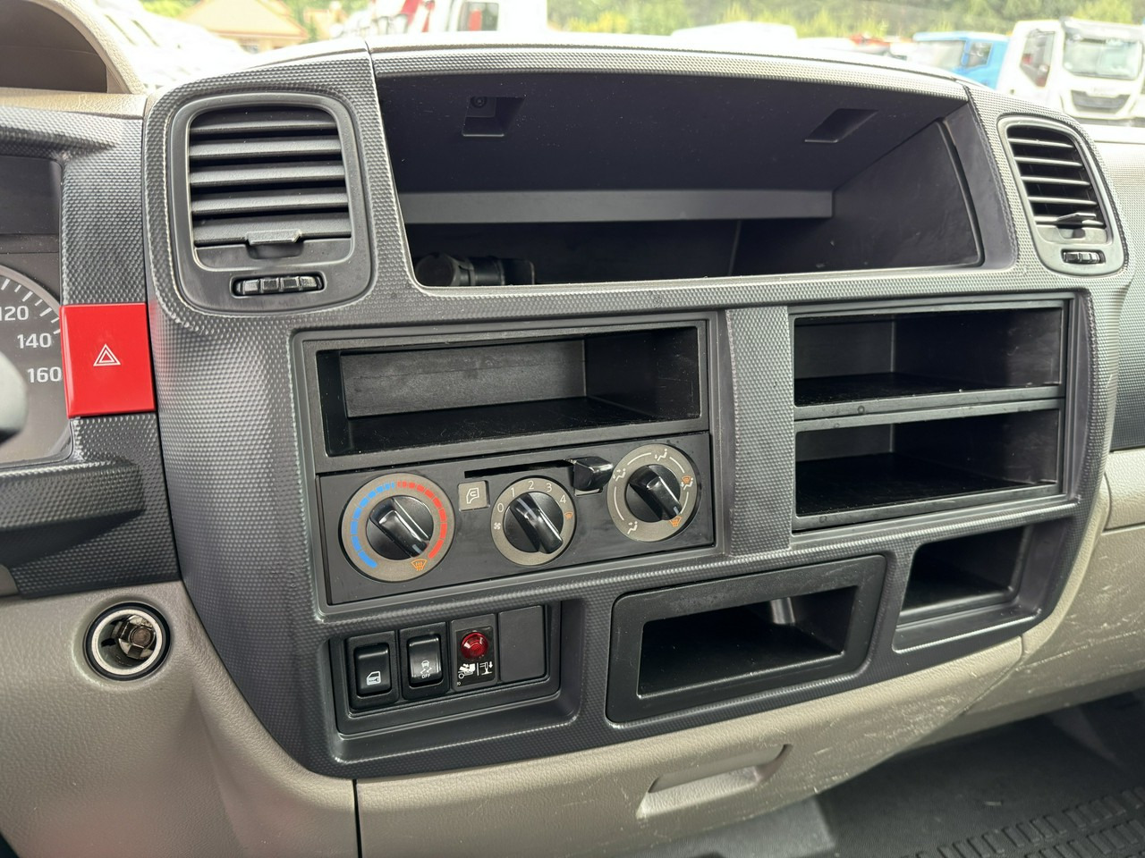 Caminhão com plataforma aérea Nissan Cabstar: foto 35