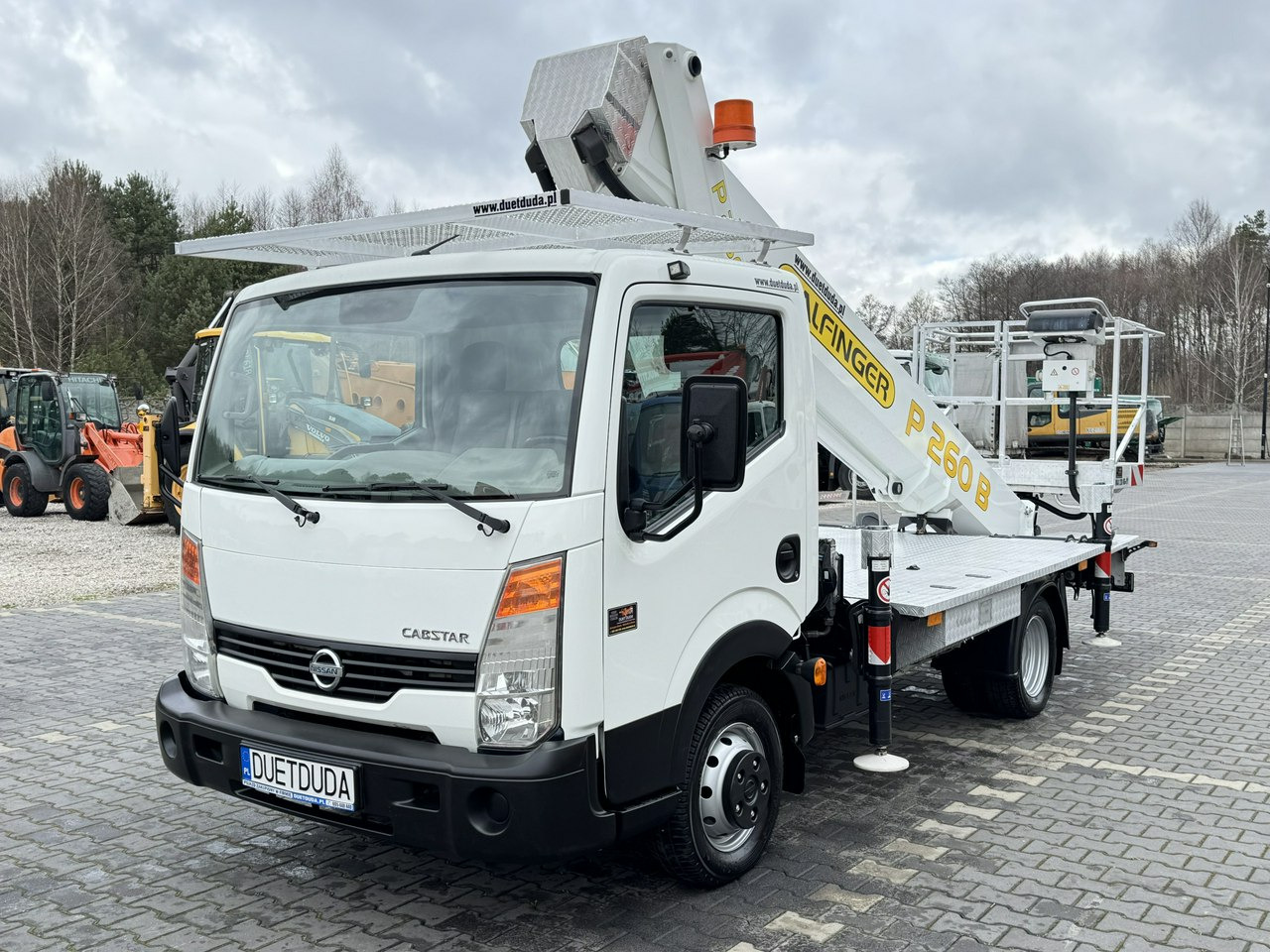 Nissan Cabstar - Caminhão com plataforma aérea: foto 3 Nissan Cabstar - Caminhão com plataforma aérea: foto 3