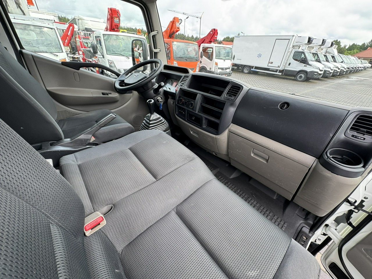 Caminhão com plataforma aérea Nissan Cabstar: foto 38