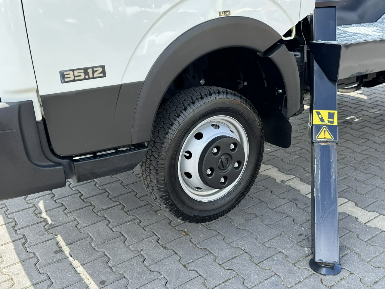 Nissan Cabstar - Caminhão com plataforma aérea: foto 4 Nissan Cabstar - Caminhão com plataforma aérea: foto 4