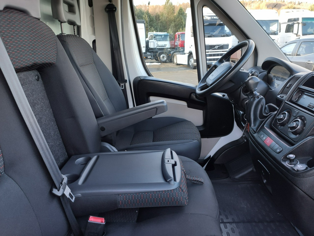 Carrinha de contentor Peugeot Boxer: foto 10 Carrinha de contentor Peugeot Boxer: foto 10