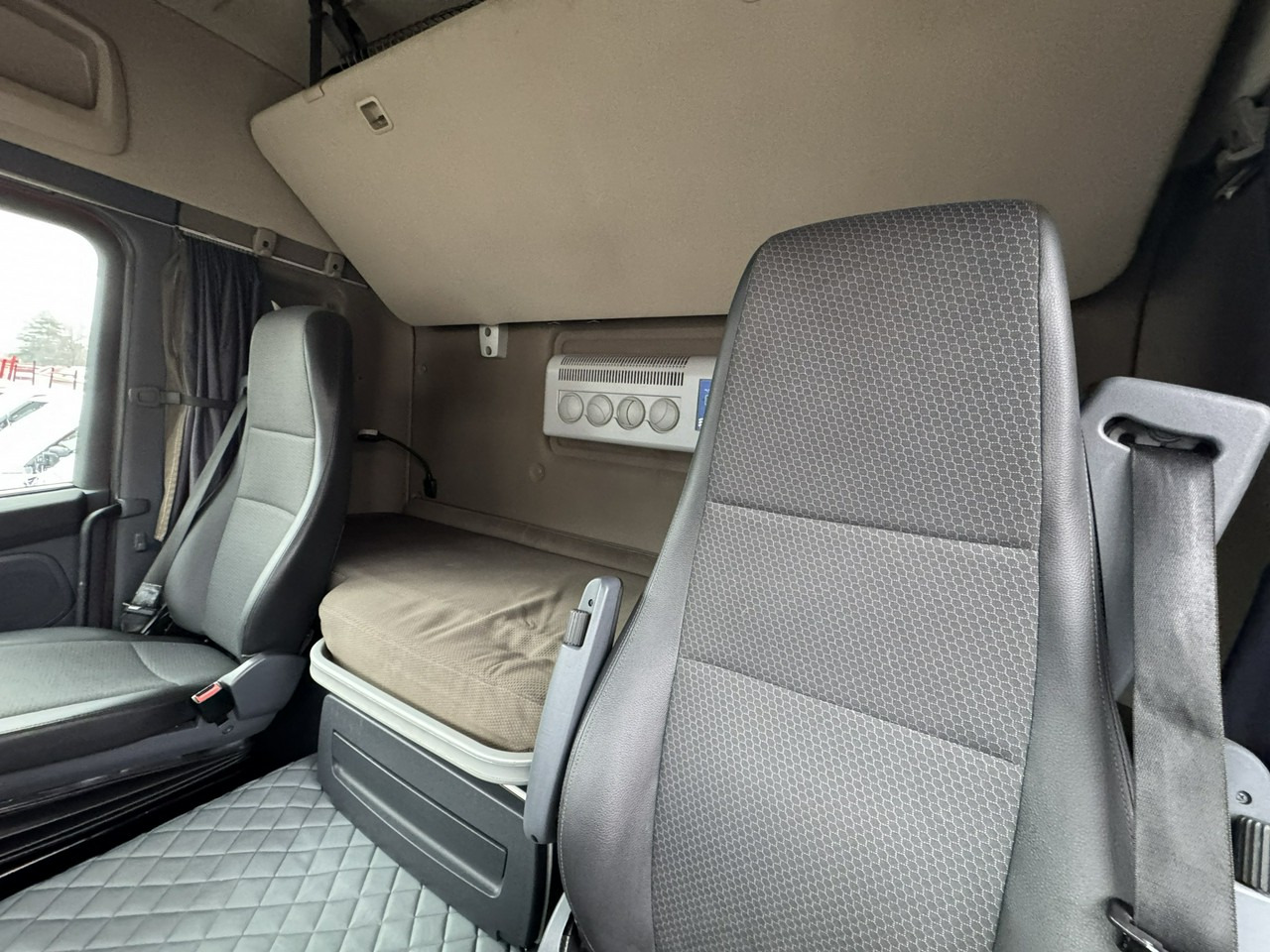 Tractor Scania R410 E6 4x2 Retarder Klima Postojowa Low deck / Mega: foto 28 Tractor Scania R410 E6 4x2 Retarder Klima Postojowa Low deck / Mega: foto 28