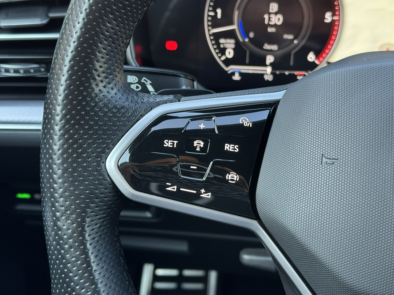 SUV Volkswagen Touareg: foto 39