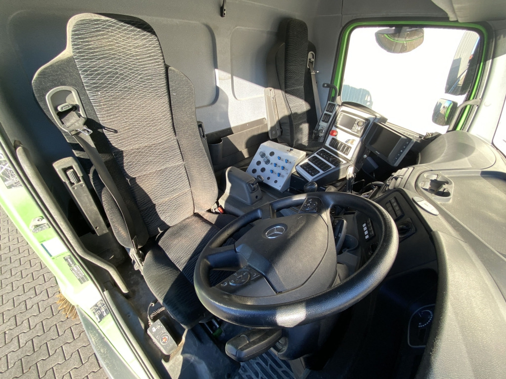 Mercedes-Benz 1323 LKO Atego - Varredora urbana: foto 5 Mercedes-Benz 1323 LKO Atego - Varredora urbana: foto 5