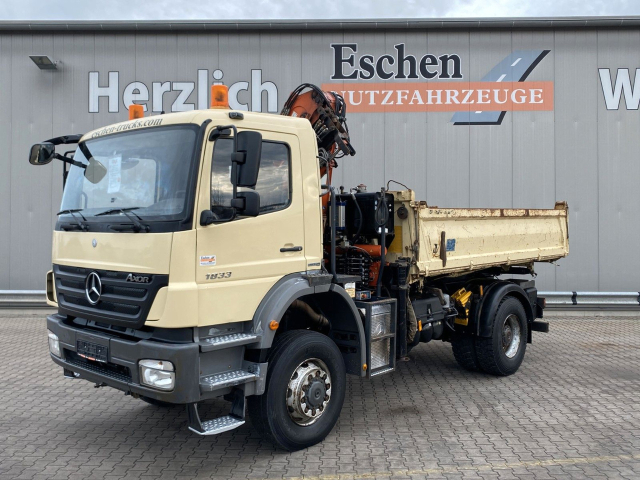 Mercedes-Benz 1833 4x4 Axor | Atlas 105.2-A2*Funk*AHK*3 Sitze - Camião basculante, Camião grua: foto 1 Mercedes-Benz 1833 4x4 Axor | Atlas 105.2-A2*Funk*AHK*3 Sitze - Camião basculante, Camião grua: foto 1
