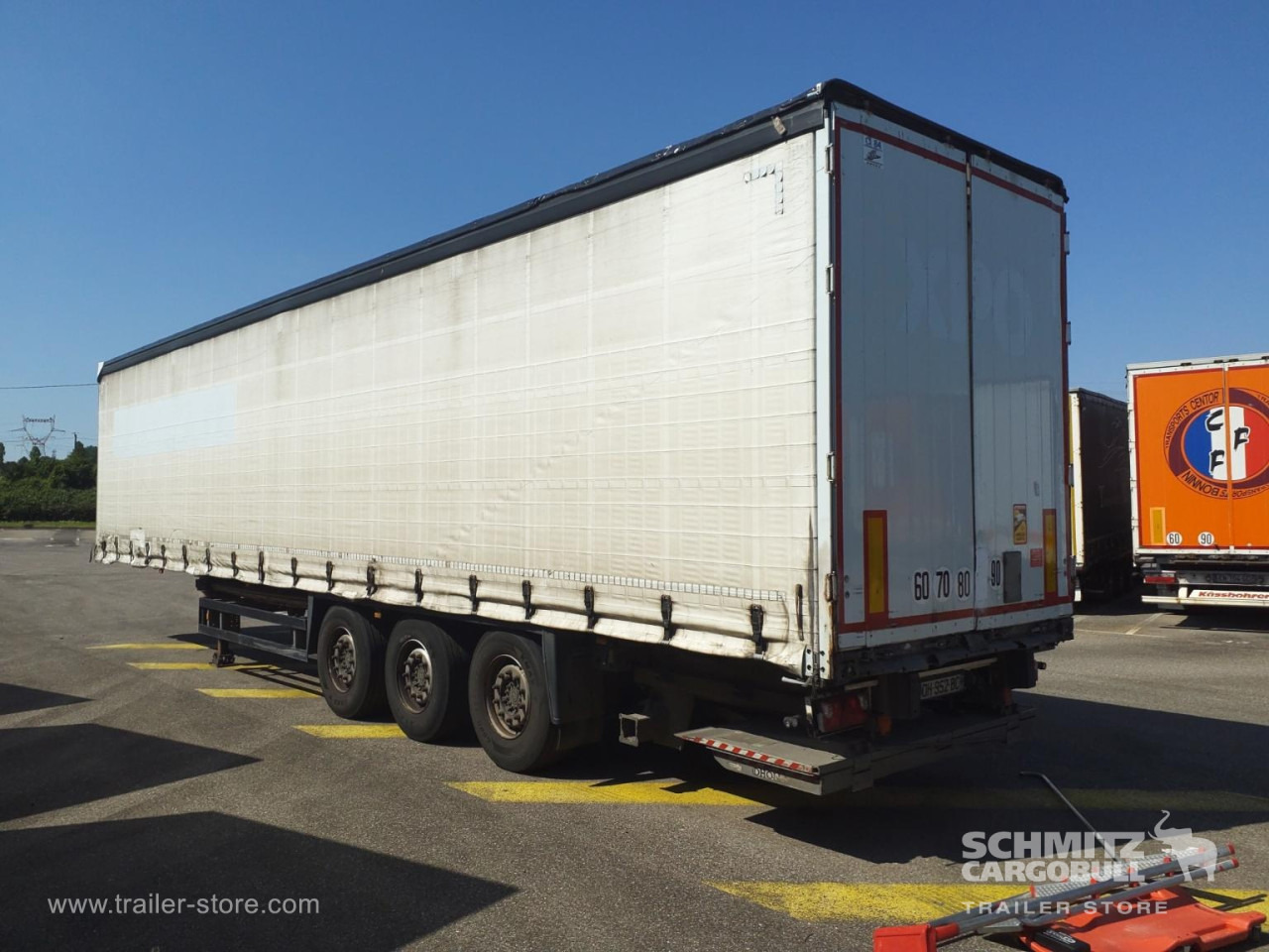 SCHMITZ Curtainsider Standard Taillift - Semi-reboque de lona: foto 1 SCHMITZ Curtainsider Standard Taillift - Semi-reboque de lona: foto 1