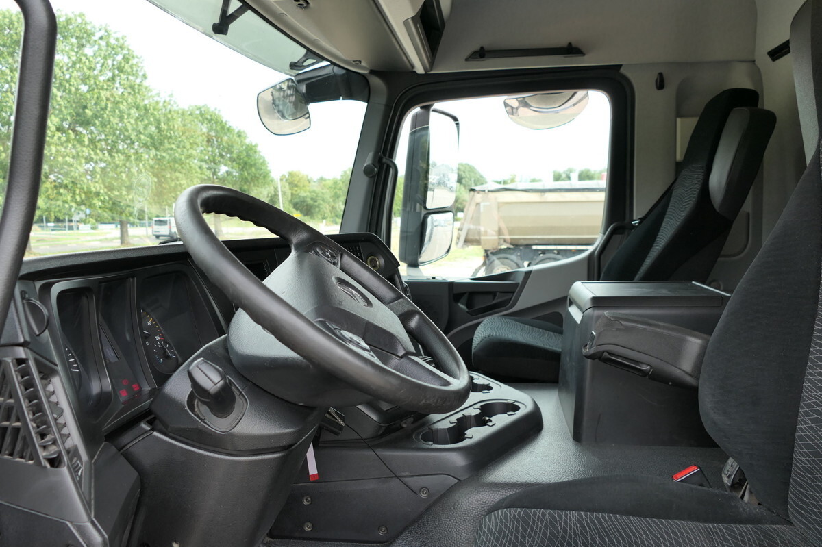 Fotografia de interior 1: Camião de caixa aberta/ Plataforma, Camião grua MERCEDES-BENZ Antos 2540 L KLIMA Palfinger-Kran PK15001L Lenka