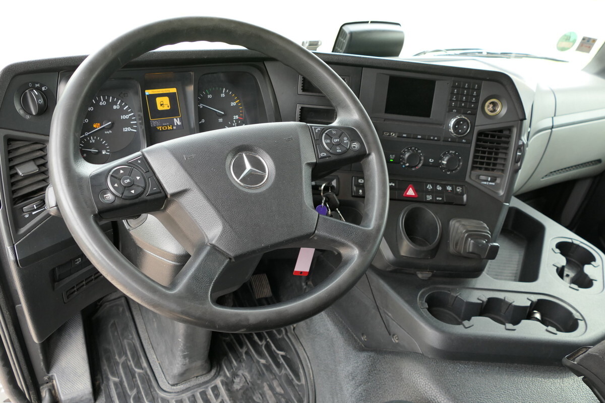 Fotografia de interior 3: Camião de caixa aberta/ Plataforma, Camião grua MERCEDES-BENZ Antos 2540 L KLIMA Palfinger-Kran PK15001L Lenka