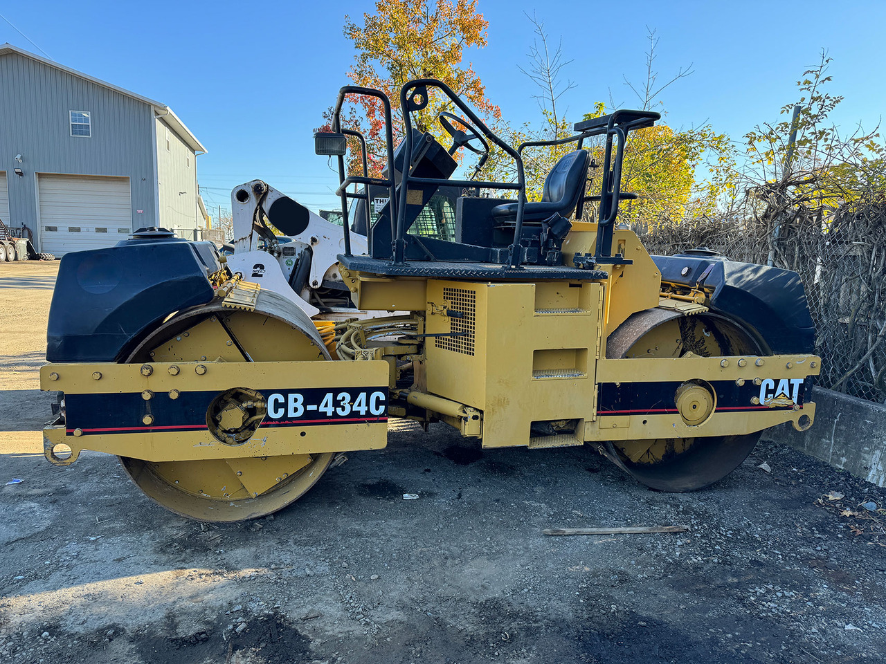 Caterpillar CB-434C - Compactador de asfalto: foto 3 Caterpillar CB-434C - Compactador de asfalto: foto 3