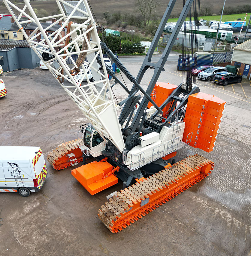 Kobelco CKE2500G - Guindaste sobre esteiras: foto 1 Kobelco CKE2500G - Guindaste sobre esteiras: foto 1