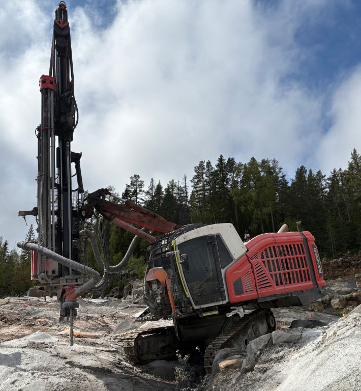 Sandvik DX800i - Máquina de perfuração: foto 3 Sandvik DX800i - Máquina de perfuração: foto 3