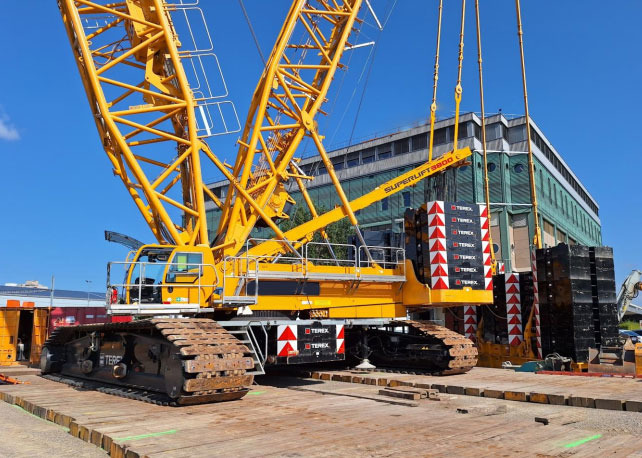 Terex Demag CC 3800-1 - Guindaste sobre esteiras: foto 2 Terex Demag CC 3800-1 - Guindaste sobre esteiras: foto 2