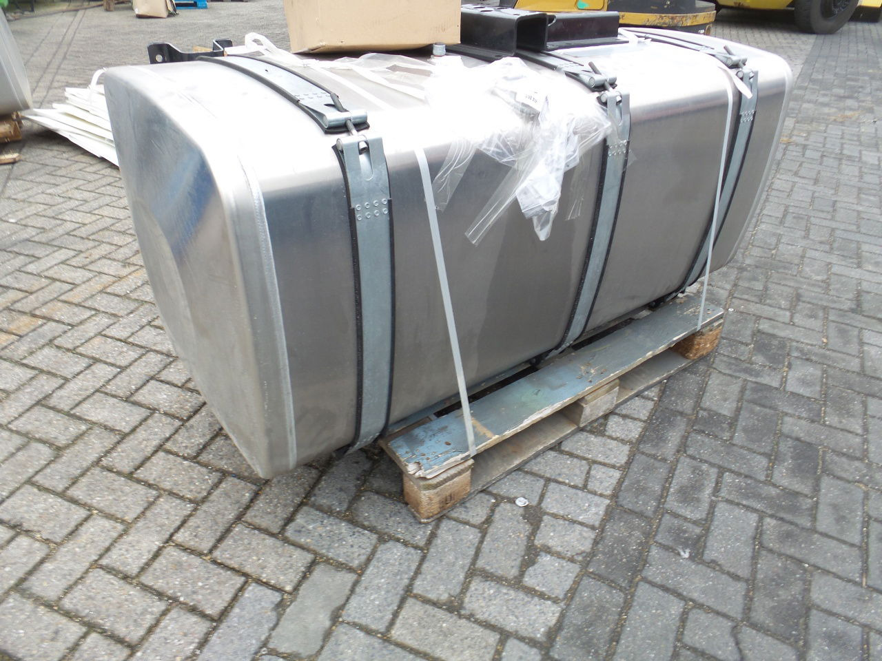 MAN 5 x Man 710 ltr tank orgineel / incl steunen / parts nr 81.12201-6949 - Tanque de combustível por Camião: foto 5 MAN 5 x Man 710 ltr tank orgineel / incl steunen / parts nr 81.12201-6949 - Tanque de combustível por Camião: foto 5