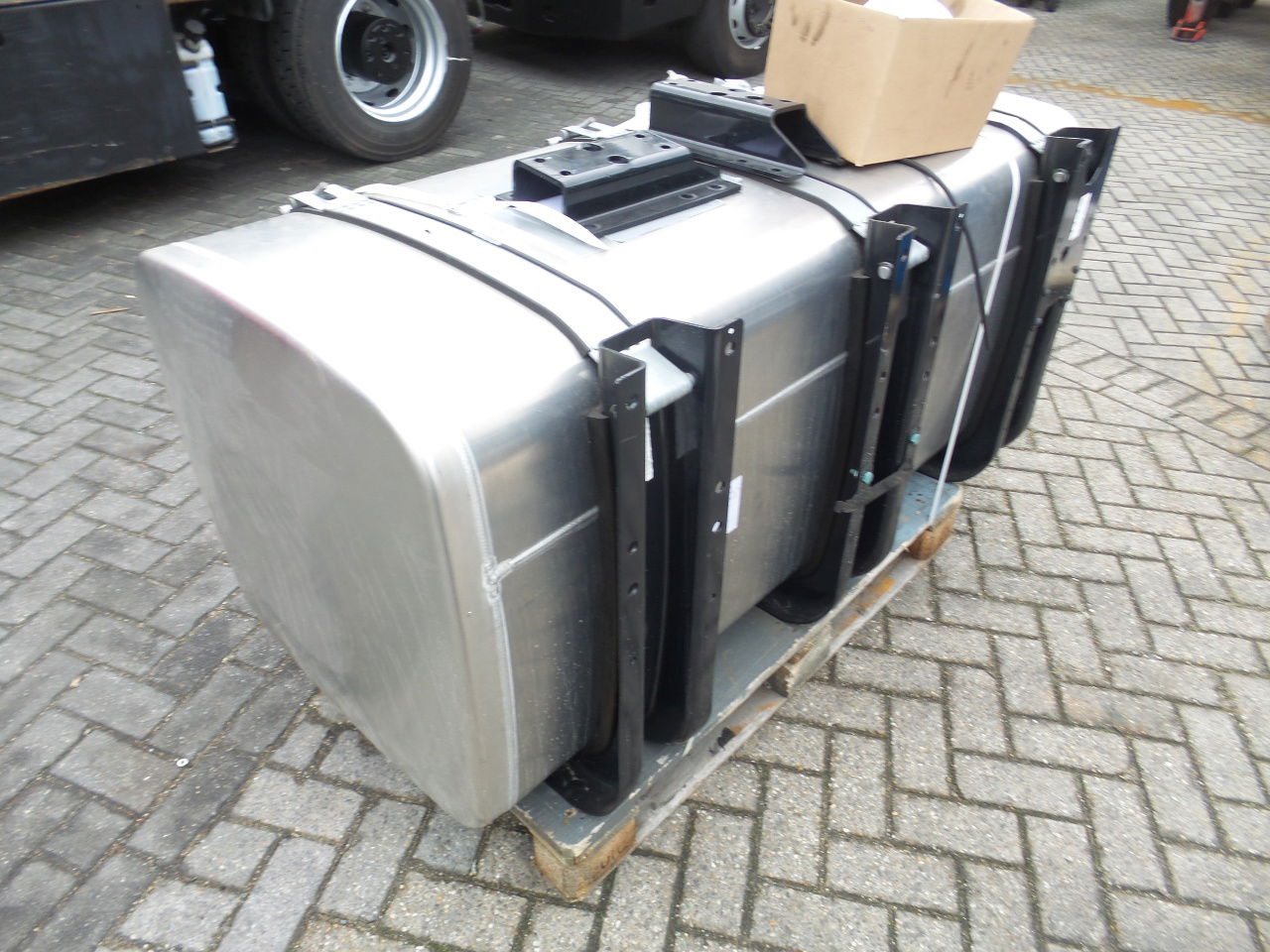 MAN 5 x Man 710 ltr tank orgineel / incl steunen / parts nr 81.12201-6949 - Tanque de combustível por Camião: foto 3 MAN 5 x Man 710 ltr tank orgineel / incl steunen / parts nr 81.12201-6949 - Tanque de combustível por Camião: foto 3