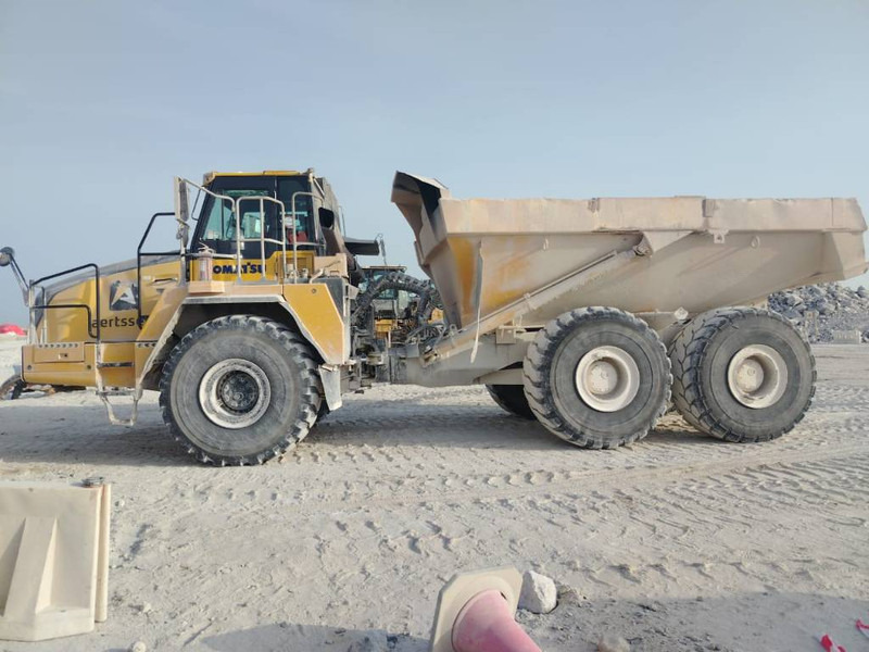 Komatsu HM400-3R (4 pieces available in Abu Dhabi) - Caminhão articulado: foto 1 Komatsu HM400-3R (4 pieces available in Abu Dhabi) - Caminhão articulado: foto 1
