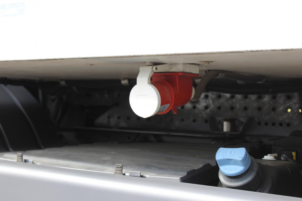 Mercedes-Benz Atego 1221 E6 TK T-800 R Strom Türen+LBW - Camião frigorífico: foto 5 Mercedes-Benz Atego 1221 E6 TK T-800 R Strom Türen+LBW - Camião frigorífico: foto 5