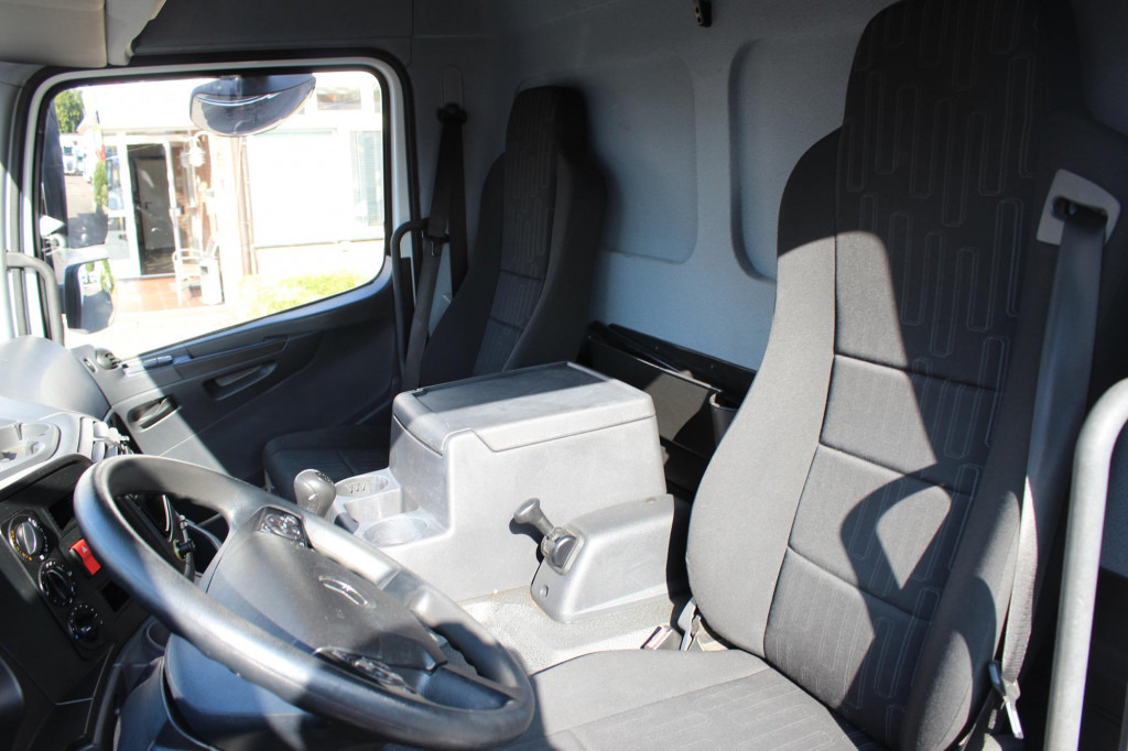 Mercedes-Benz Atego 818 E6 Koffer 6m Klima LDW Schalter LBW - Carrinha de contentor: foto 5 Mercedes-Benz Atego 818 E6 Koffer 6m Klima LDW Schalter LBW - Carrinha de contentor: foto 5