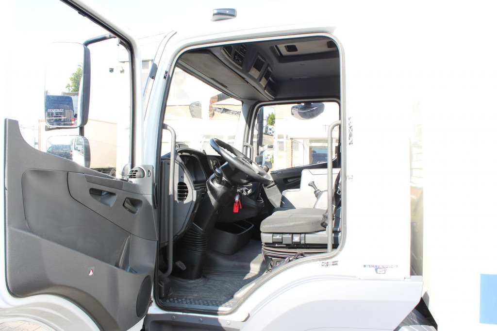 Mercedes-Benz Atego 818 E6 Koffer 6m Klima LDW Schalter LBW - Carrinha de contentor: foto 4 Mercedes-Benz Atego 818 E6 Koffer 6m Klima LDW Schalter LBW - Carrinha de contentor: foto 4