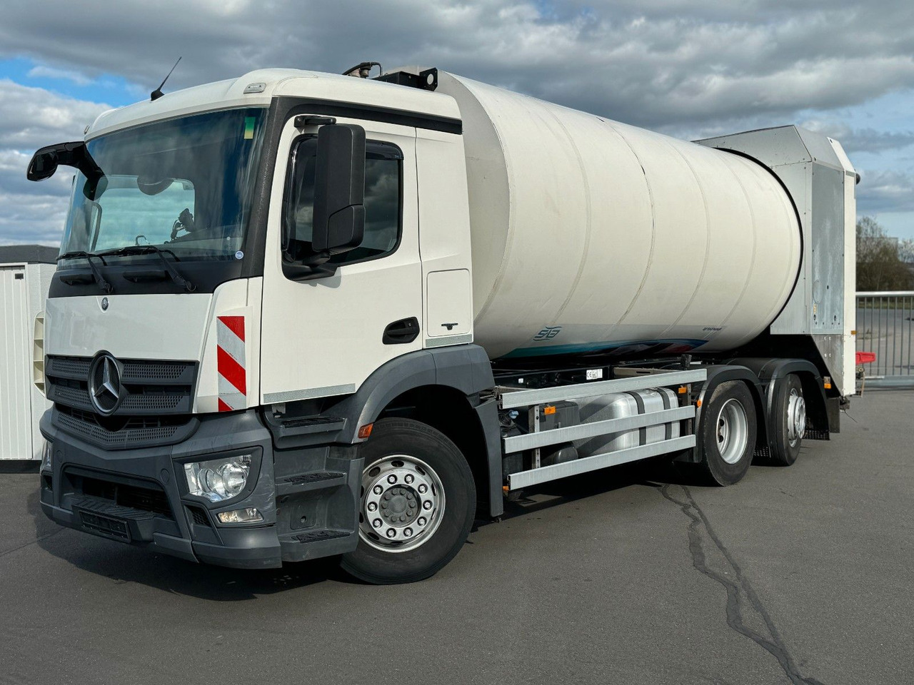 Mercedes-Benz Antos 2533 6x2 Faun Rotopress 520 + Delta Lifter Mercedes-Benz Antos 2533 6x2 Faun Rotopress 520 + Delta Lifter - Caminhão de lixo: foto 1 Mercedes-Benz Antos 2533 6x2 Faun Rotopress 520 + Delta Lifter Mercedes-Benz Antos 2533 6x2 Faun Rotopress 520 + Delta Lifter - Caminhão de lixo: foto 1
