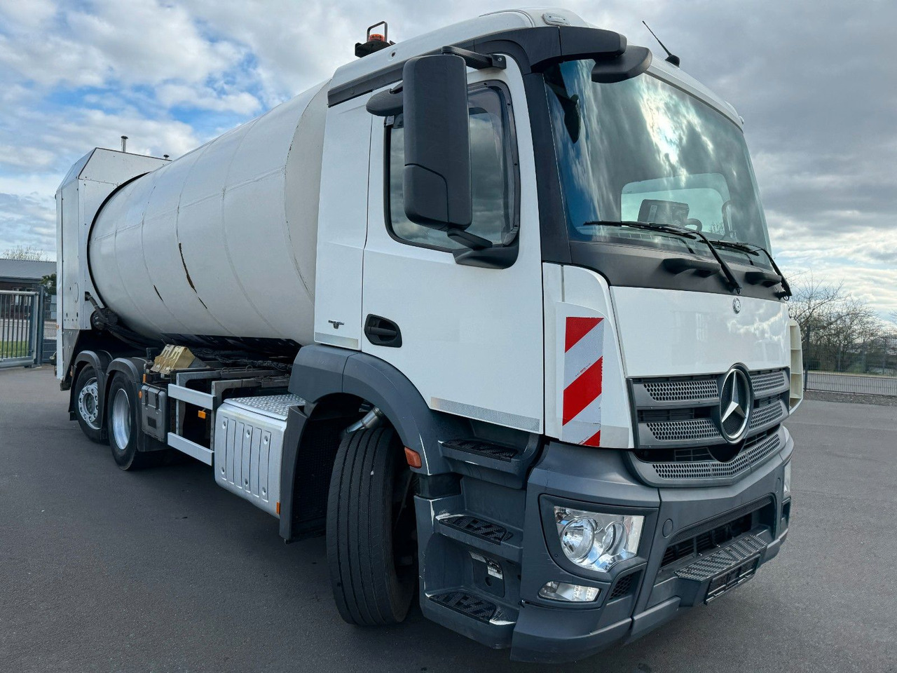 Mercedes-Benz Antos 2533 6x2 Faun Rotopress 520 + Delta Lifter Mercedes-Benz Antos 2533 6x2 Faun Rotopress 520 + Delta Lifter - Caminhão de lixo: foto 2 Mercedes-Benz Antos 2533 6x2 Faun Rotopress 520 + Delta Lifter Mercedes-Benz Antos 2533 6x2 Faun Rotopress 520 + Delta Lifter - Caminhão de lixo: foto 2