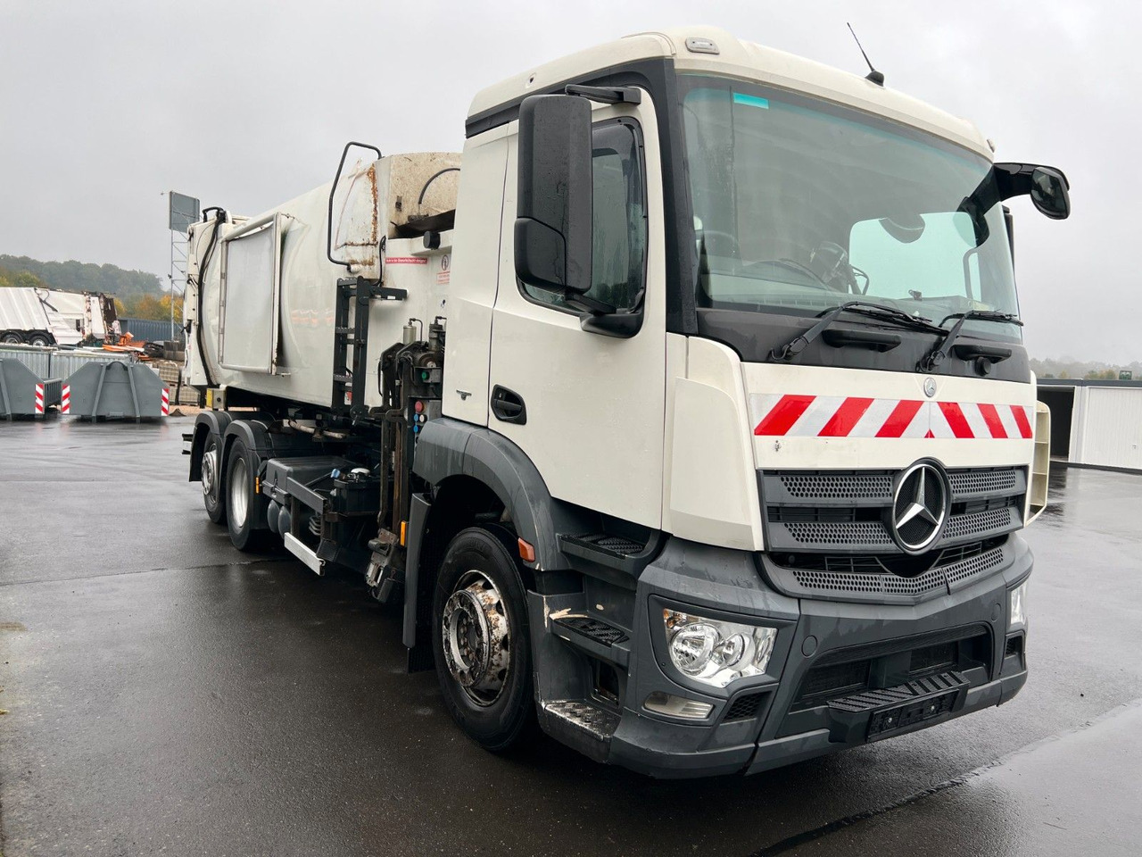 Mercedes-Benz Antos 2533 6x2 Seitenlader Zoeller S LF 22 Mercedes-Benz Antos 2533 6x2 Seitenlader Zoeller S LF 22 - Caminhão de lixo: foto 5 Mercedes-Benz Antos 2533 6x2 Seitenlader Zoeller S LF 22 Mercedes-Benz Antos 2533 6x2 Seitenlader Zoeller S LF 22 - Caminhão de lixo: foto 5