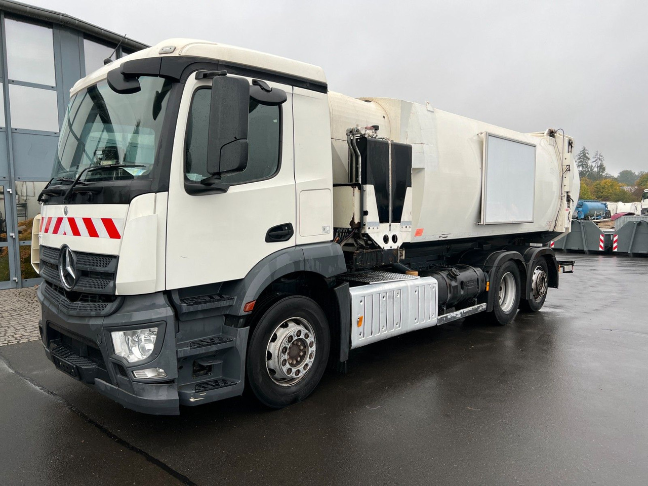 Mercedes-Benz Antos 2533 6x2 Seitenlader Zoeller S LF 22 Mercedes-Benz Antos 2533 6x2 Seitenlader Zoeller S LF 22 - Caminhão de lixo: foto 1 Mercedes-Benz Antos 2533 6x2 Seitenlader Zoeller S LF 22 Mercedes-Benz Antos 2533 6x2 Seitenlader Zoeller S LF 22 - Caminhão de lixo: foto 1