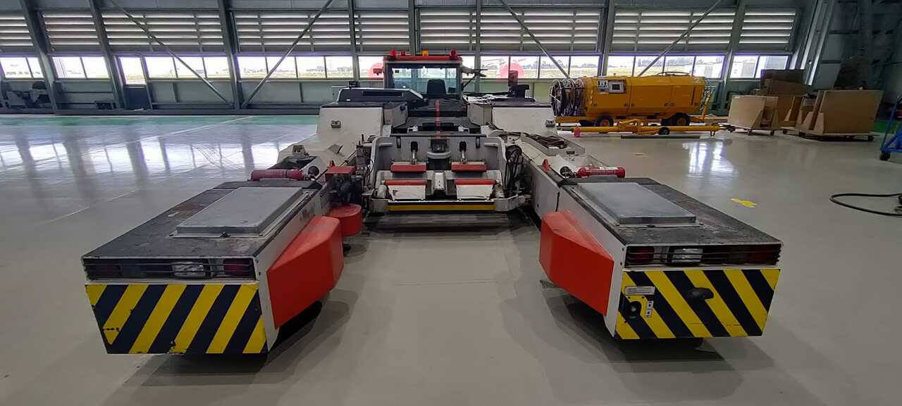 Douglas - Kalmar 280 - Trator de push-back: foto 1 Douglas - Kalmar 280 - Trator de push-back: foto 1
