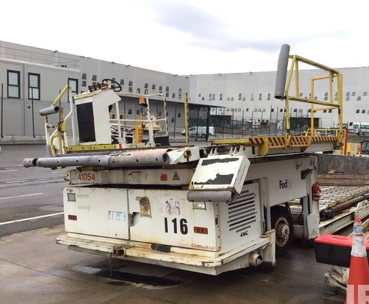 FMC loader Commander 15 Universal Main Deck - Elevador/ Carregador de contentores e paletes: foto 1 FMC loader Commander 15 Universal Main Deck - Elevador/ Carregador de contentores e paletes: foto 1