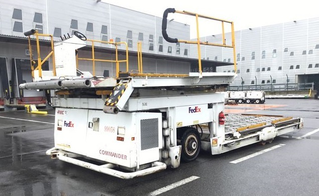 Lower Deck Loader FMC Commander 15 Wide - Elevador/ Carregador de contentores e paletes: foto 1 Lower Deck Loader FMC Commander 15 Wide - Elevador/ Carregador de contentores e paletes: foto 1