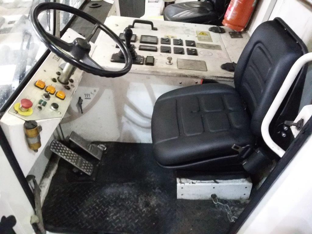 Pushback Tractor TLD TMX400-26 - Trator de push-back: foto 4 Pushback Tractor TLD TMX400-26 - Trator de push-back: foto 4