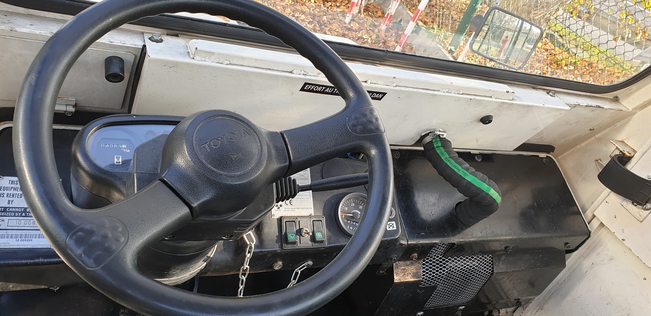 Toyota 02-2TD25 - Trator de bagagem: foto 2 Toyota 02-2TD25 - Trator de bagagem: foto 2