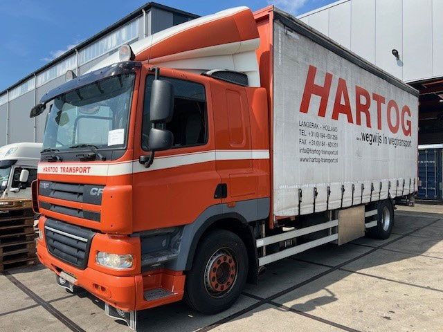 DAF CF 85.360 FA85.360 CF - Camião de lona: foto 1 DAF CF 85.360 FA85.360 CF - Camião de lona: foto 1
