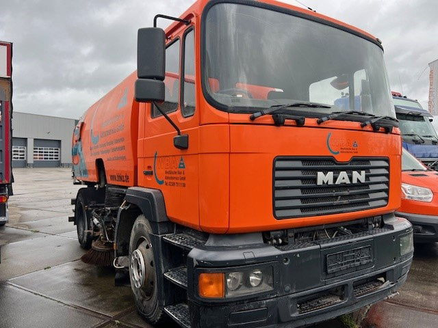 MAN 15 .220 - Varredora urbana: foto 2 MAN 15 .220 - Varredora urbana: foto 2