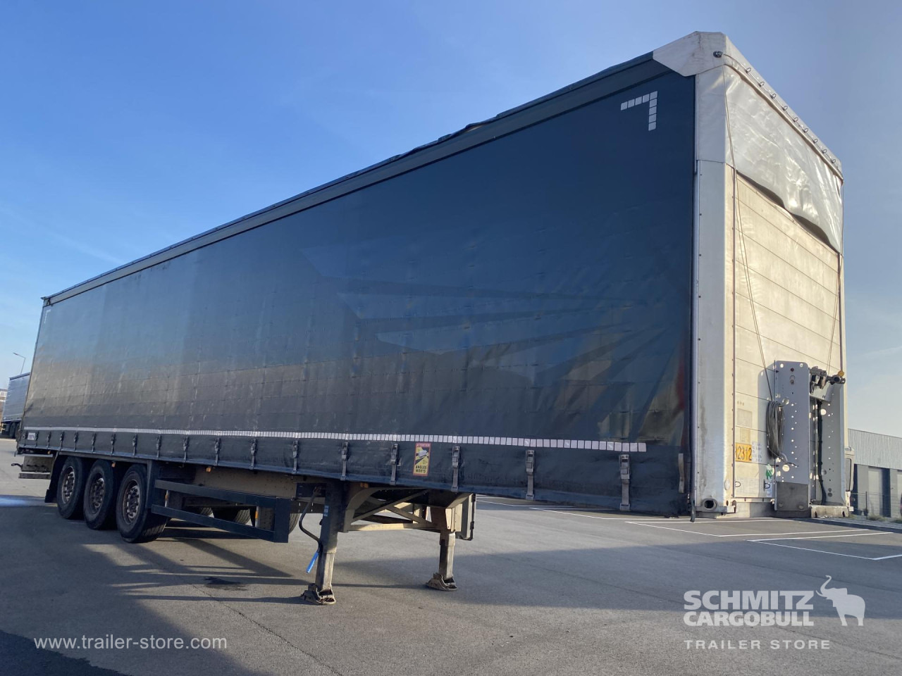 SCHMITZ Curtainsider Standard - Semi-reboque de lona: foto 1 SCHMITZ Curtainsider Standard - Semi-reboque de lona: foto 1