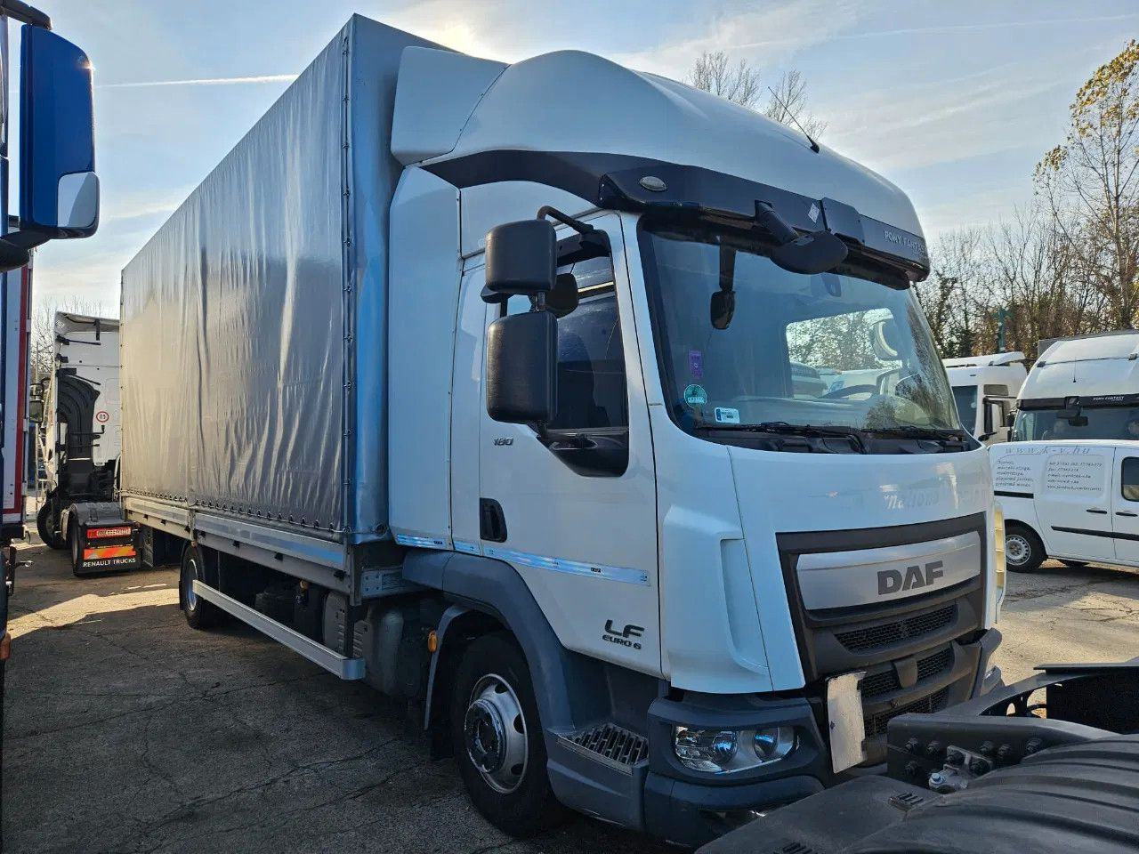 DAF LF 180 7.5 t - Camião de lona: foto 2 DAF LF 180 7.5 t - Camião de lona: foto 2
