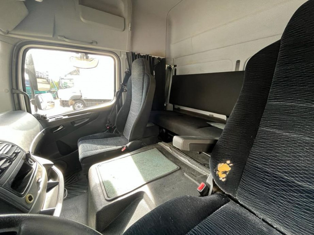 MERCEDES-BENZ Atego 818 L Möbelkoffer LBW Möbelkoffer gr.Fhs+Sitzreihe - Carrinha de contentor: foto 2 MERCEDES-BENZ Atego 818 L Möbelkoffer LBW Möbelkoffer gr.Fhs+Sitzreihe - Carrinha de contentor: foto 2