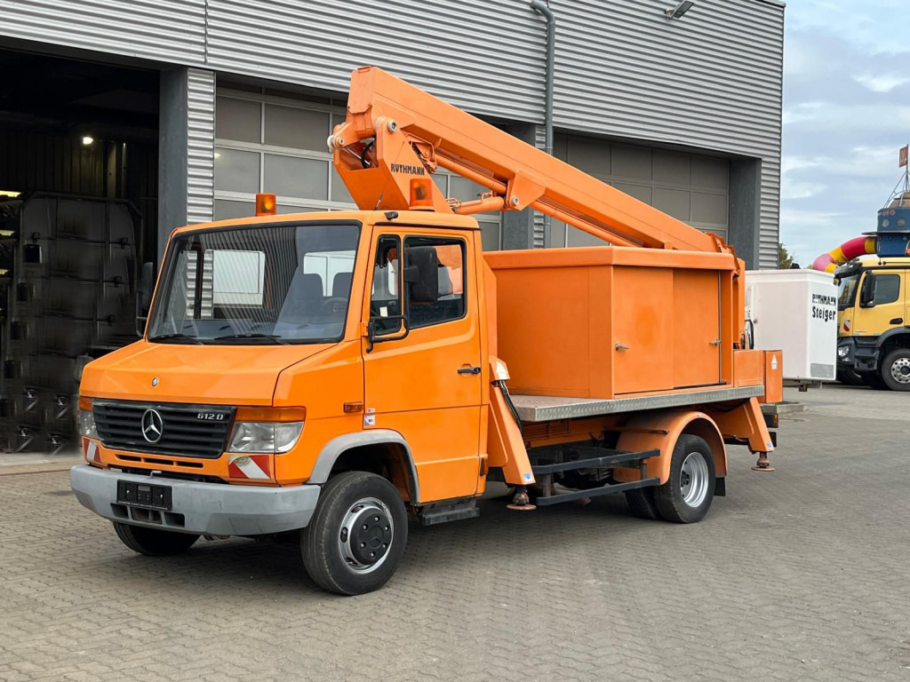 MERCEDES-BENZ Vario 612 D Hubarbeitsbühne Arbeitshöhe 18m - Caminhão com plataforma aérea: foto 1 MERCEDES-BENZ Vario 612 D Hubarbeitsbühne Arbeitshöhe 18m - Caminhão com plataforma aérea: foto 1