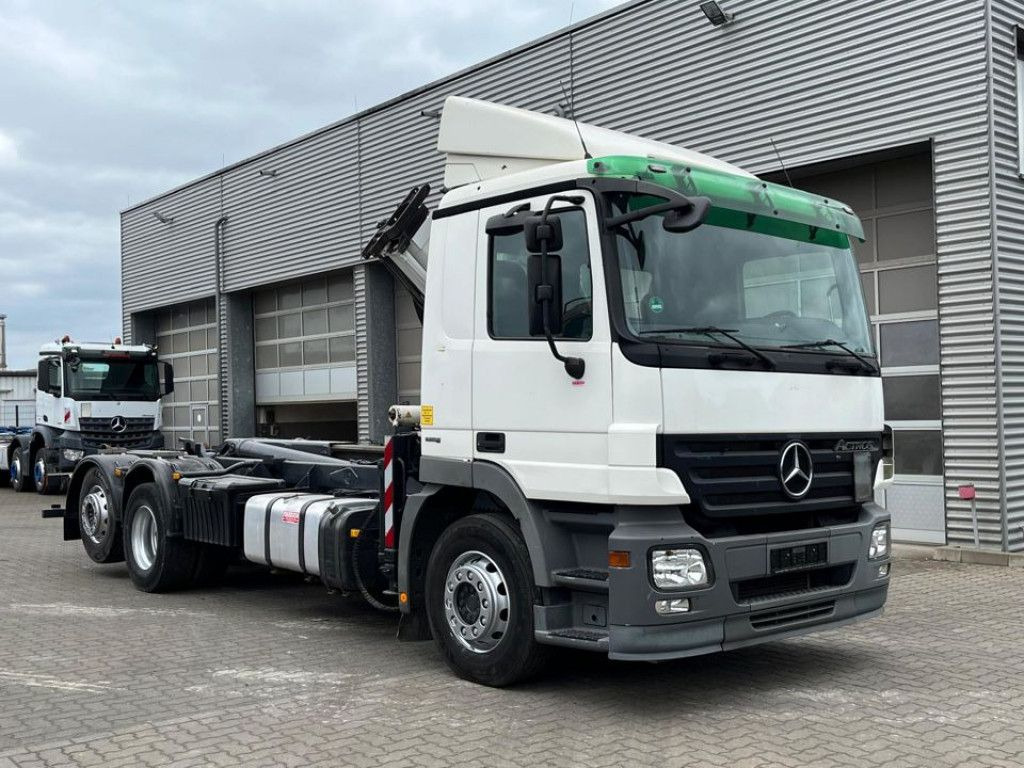 Mercedes-Benz Actros 2541 L6x2 Abrollkipper mit Kran Funk+Grei - Camião grua: foto 2 Mercedes-Benz Actros 2541 L6x2 Abrollkipper mit Kran Funk+Grei - Camião grua: foto 2