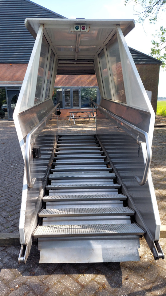 Passenger Stair SPS PTC-15 - Escada de passageiros: foto 3 Passenger Stair SPS PTC-15 - Escada de passageiros: foto 3